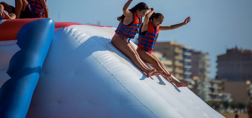 Nàutic Parc parque acuático hinchable en Cambrils y excursiones en catamarán 🌊 🎢