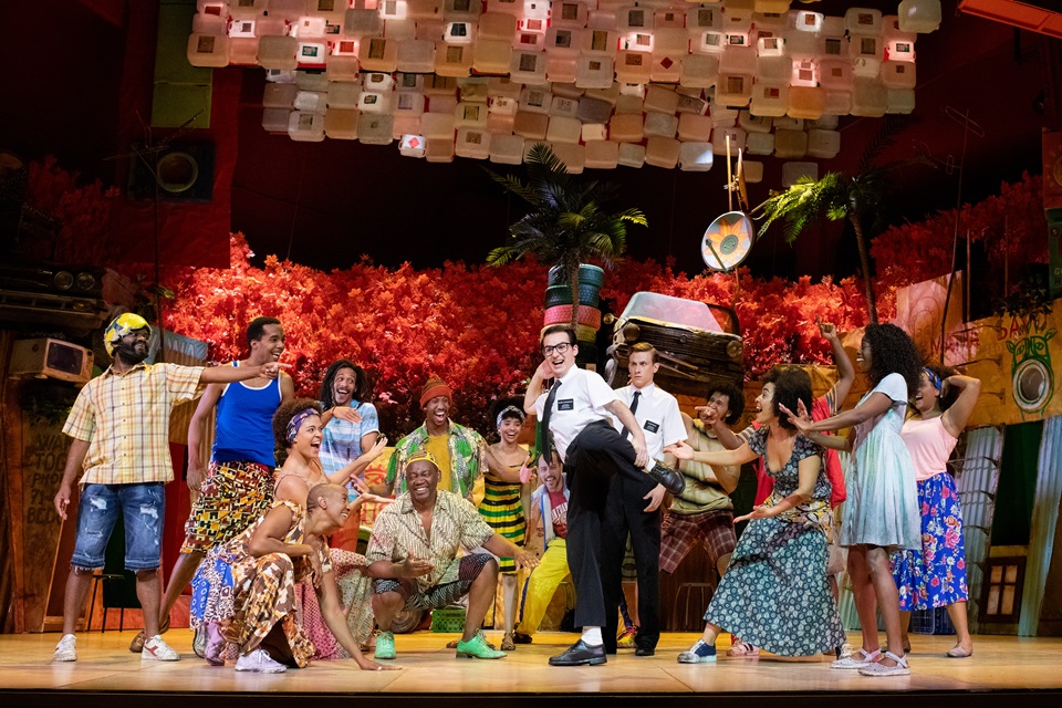 the-book-of-mormon-1 The Book of Mormon, El Musical Entradas 2x1 Teatro Calderón The Book of Mormon Madrid descuento 2x1 entradas The Book of Mormon España entradas. Comedia musical que narra las aventuras de dos jóvenes misioneros mormones. The Book of Mormon entradas. The Book of Mormon Madrid reparto. Cuanto dura The Book of Mormon