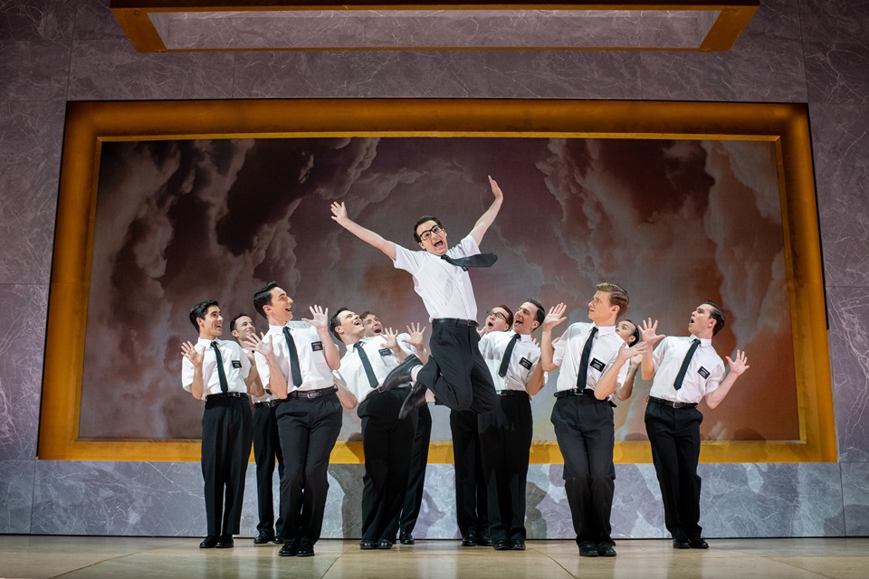 the-book-of-mormon-2 The Book of Mormon, El Musical Entradas 2x1 Teatro Calderón The Book of Mormon Madrid descuento 2x1 entradas The Book of Mormon España entradas. Comedia musical que narra las aventuras de dos jóvenes misioneros mormones. The Book of Mormon entradas. The Book of Mormon Madrid reparto. Cuanto dura The Book of Mormon