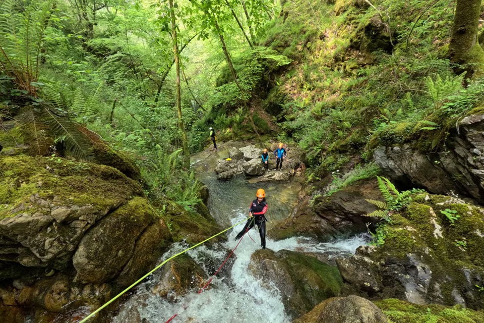 barranquismo-arriondas-1 Centro de deportes de aventura ofertas barranquismo en Arriondas Descenso del Sella ofertas barranquismo en Arriondas descuento descenso de barrancos Jaire Aventura barranco Vallegón barranco Carangas barranco Pompedru barranco Viboli barranquismo en Arriondas reservar barranquismo Arriondas barranquismo Asturias Arriondas descenso de cañones Arriondas ofertas barranquismo Arriondas precios barranquismo Arriondas barranquismo en Arriondas barranquismo familiar Arriondas barranquismo nivel iniciación Arriondas barranquismo nivel medio Arriondas barranquismo avanzado Arriondas empresas de barranquismo en Arriondas barranquismo con niños Arriondas barranquismo Picos de Europa Arriondas actividades de aventura en Arriondas